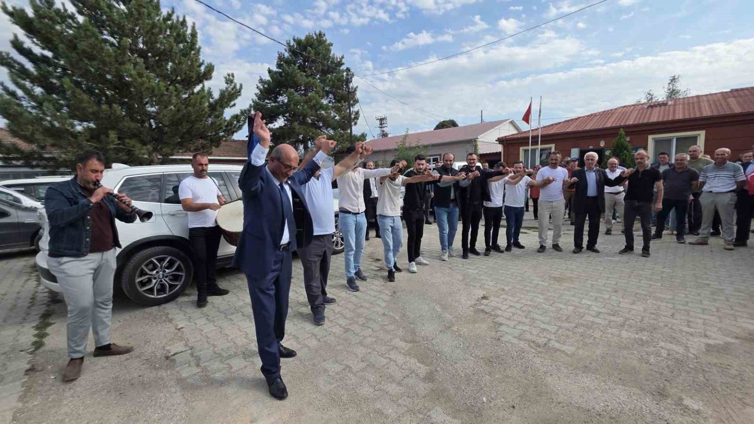 tudkiyeb-genel-baskani-secildi-ayaginin-tozuyla-geldigi-memleketi-tokatta-zaferini-halayla-kutladi