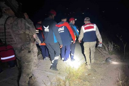 tuncelide-kayaliklardan-dusen-kadin-kurtarildi