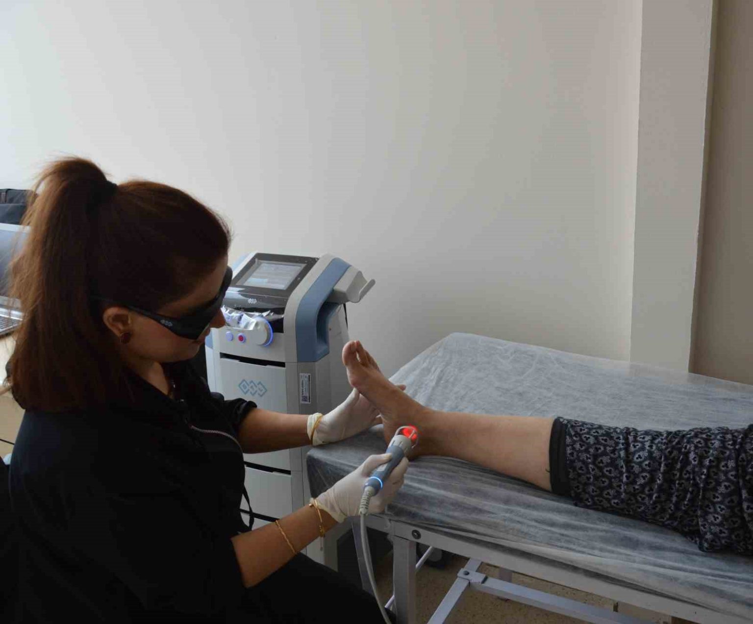 usak-egitim-ve-arastirma-hastanesinde-lazer-cihaziyla-inatci-agrilara-ameliyatsiz-cozum