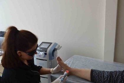 usak-egitim-ve-arastirma-hastanesinde-lazer-cihaziyla-inatci-agrilara-ameliyatsiz-cozum