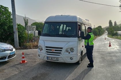 usakta-okul-servisleri-ve-cevrelerinde-siki-kontrol