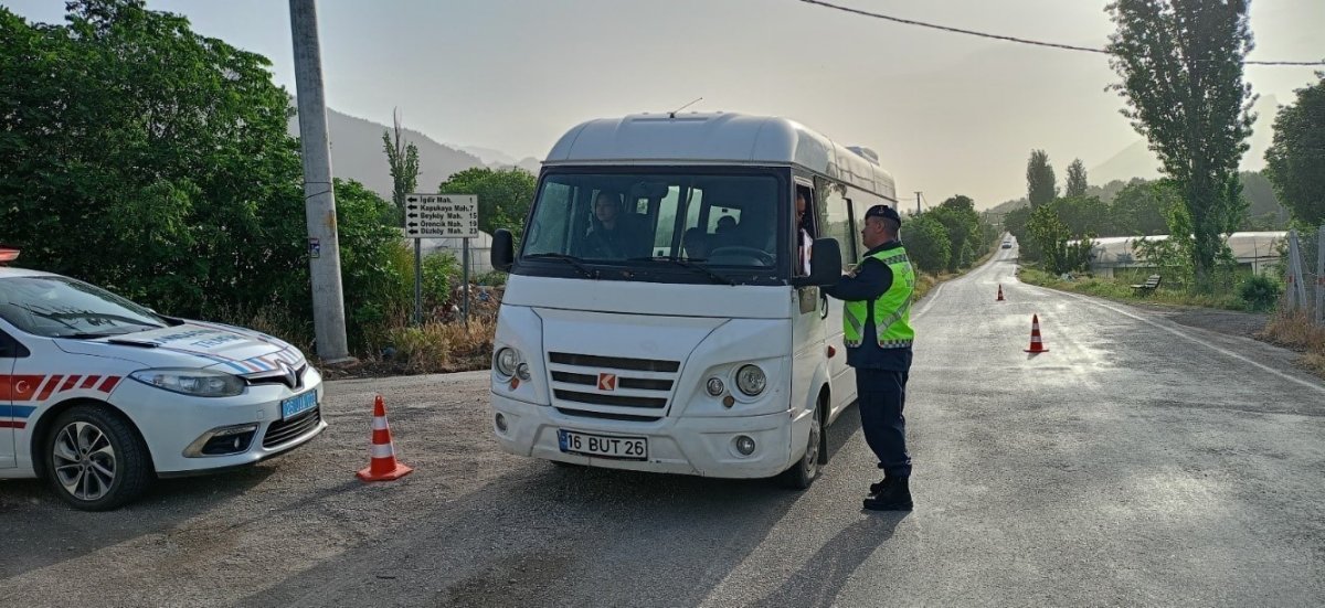 usakta-okul-servisleri-ve-cevrelerinde-siki-kontrol