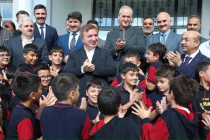 vali-aydogdu-ortaokul-ogrencileriyle-bir-araya-geldi