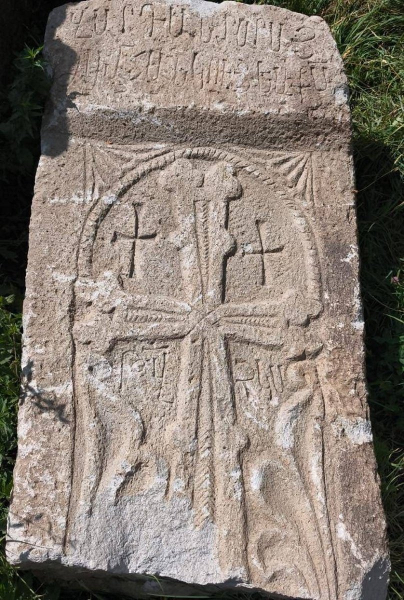 vanda-2-adet-kabartma-tas-stel-ele-gecirildi