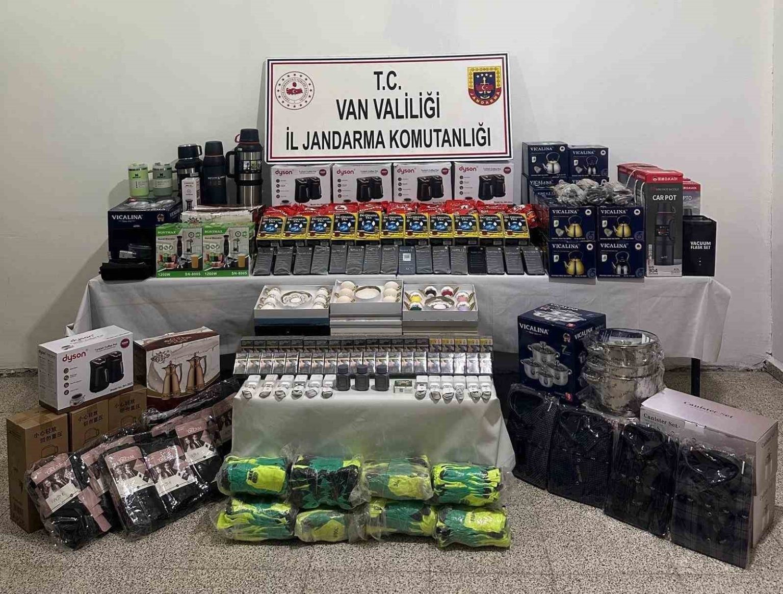 vanda-gumruk-kacagi-malzemeler-ele-gecirildi