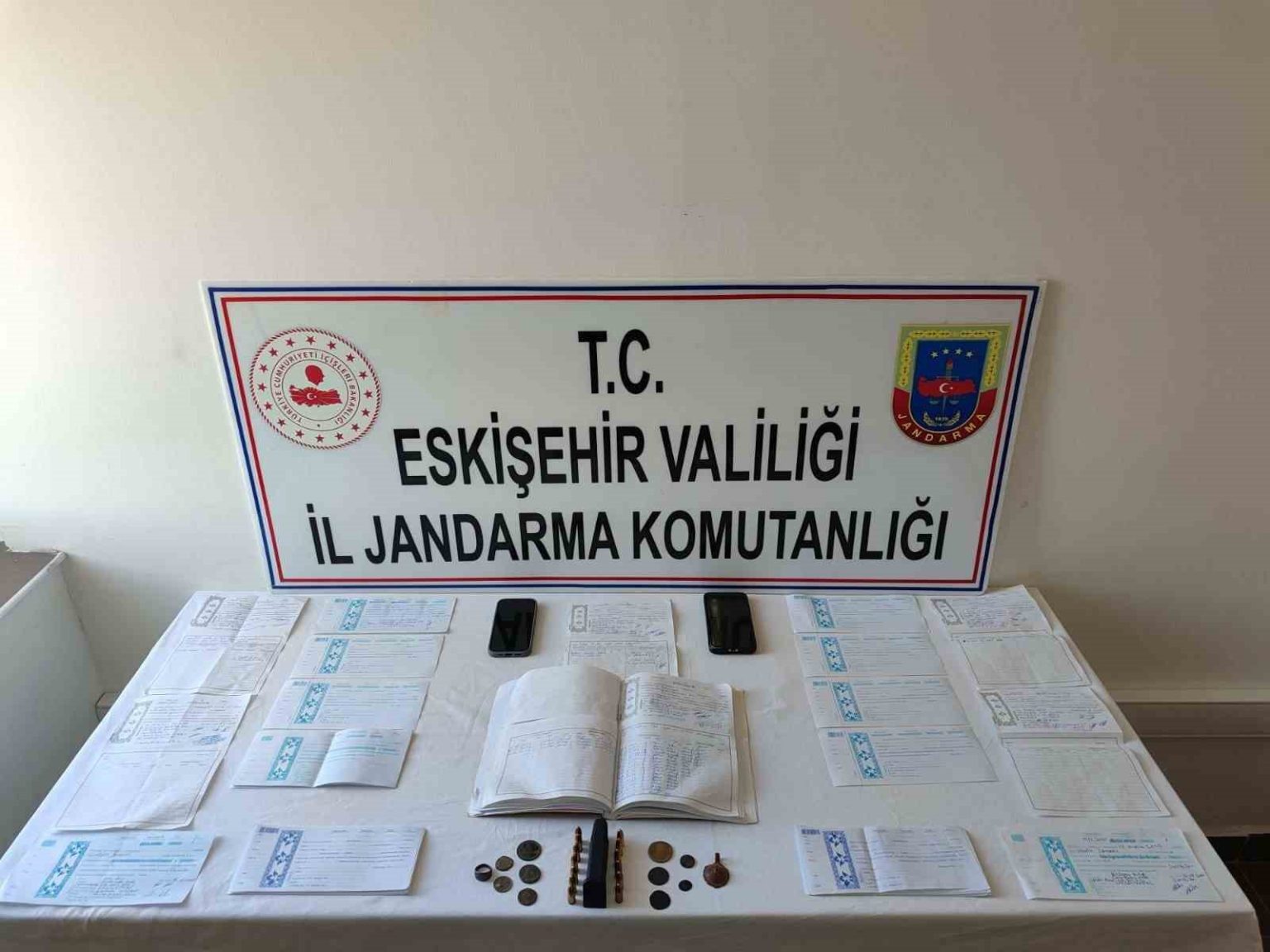 vatandaslara-zorla-senet-imzalatarak-borclandiran-sahislar-jandarma-tarafindan-yakalandi