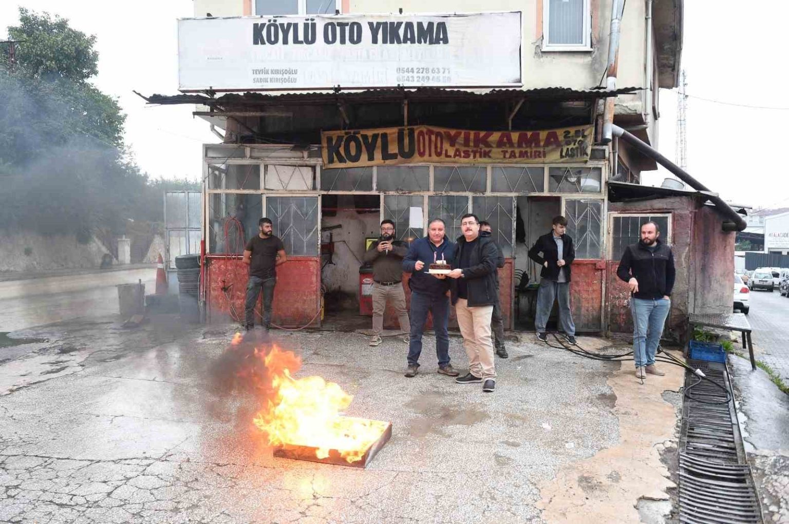 yangin-ihbarina-giden-itfaiyecileri-pastayla-karsiladilar
