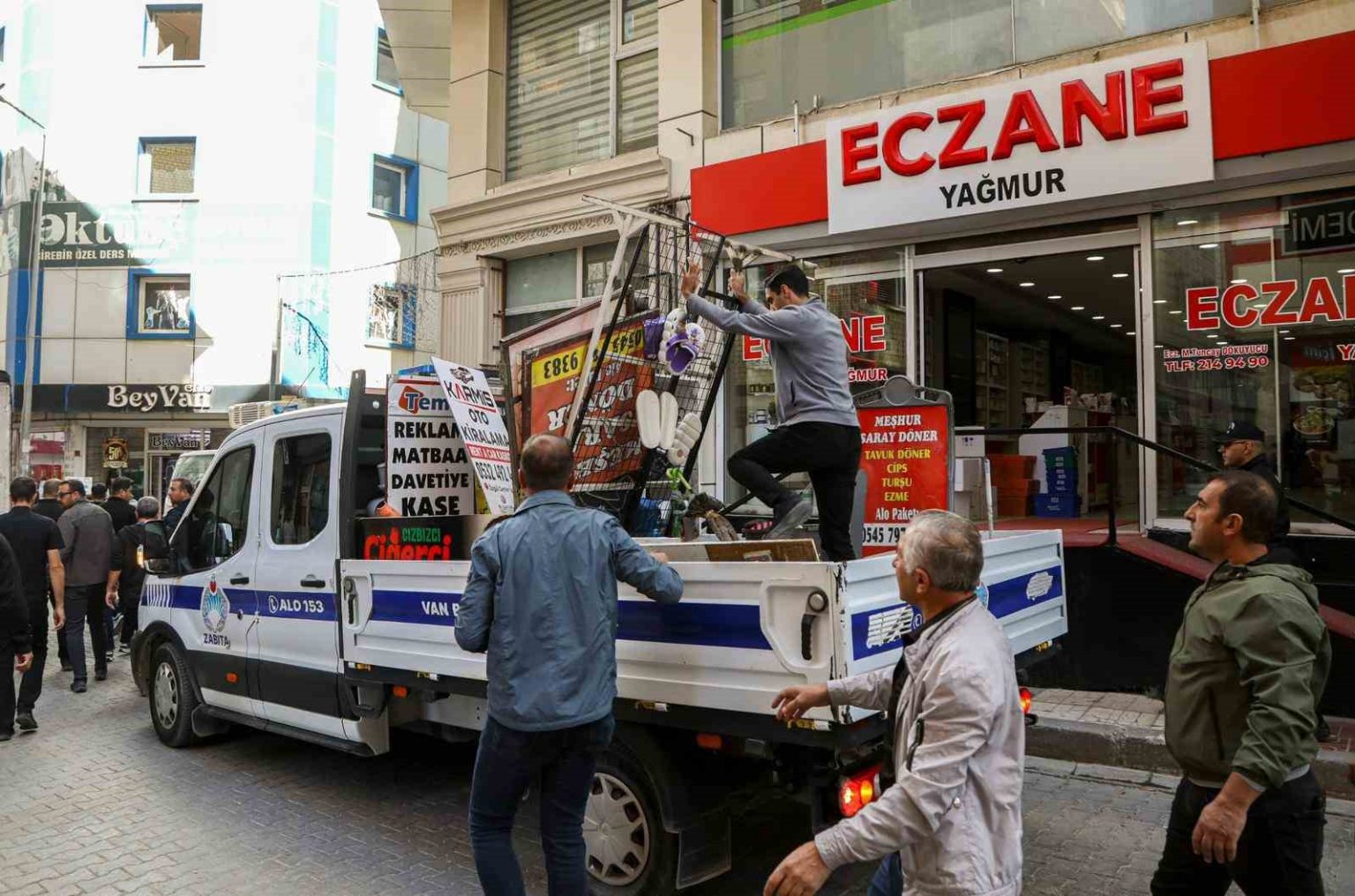 zabita-ekipleri-kaldirimlara-birakilan-urunleri-topladi