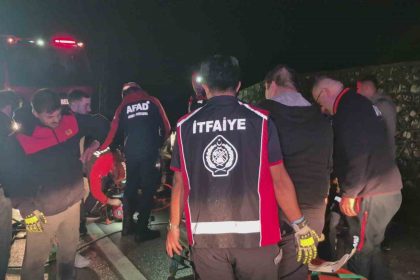 bartinda-otomobil-bariyerlere-carpti-4-yarali