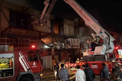 basaksehirde-malzeme-deposunda-cikan-yangin-korkuttu