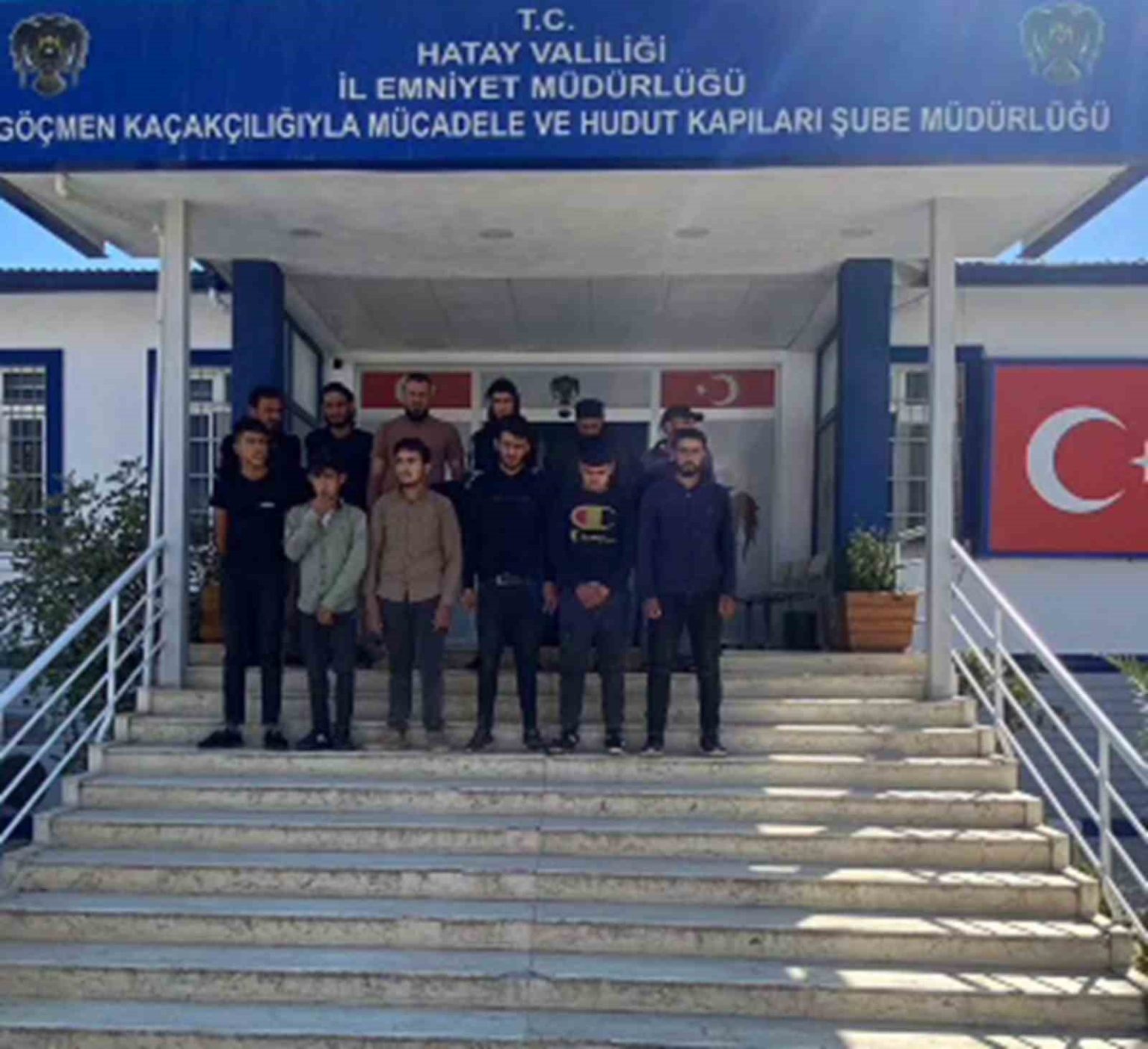 12-gocmeni-27-bin-tlye-tasirken-yakalanan-insan-taciri-tutuklandi