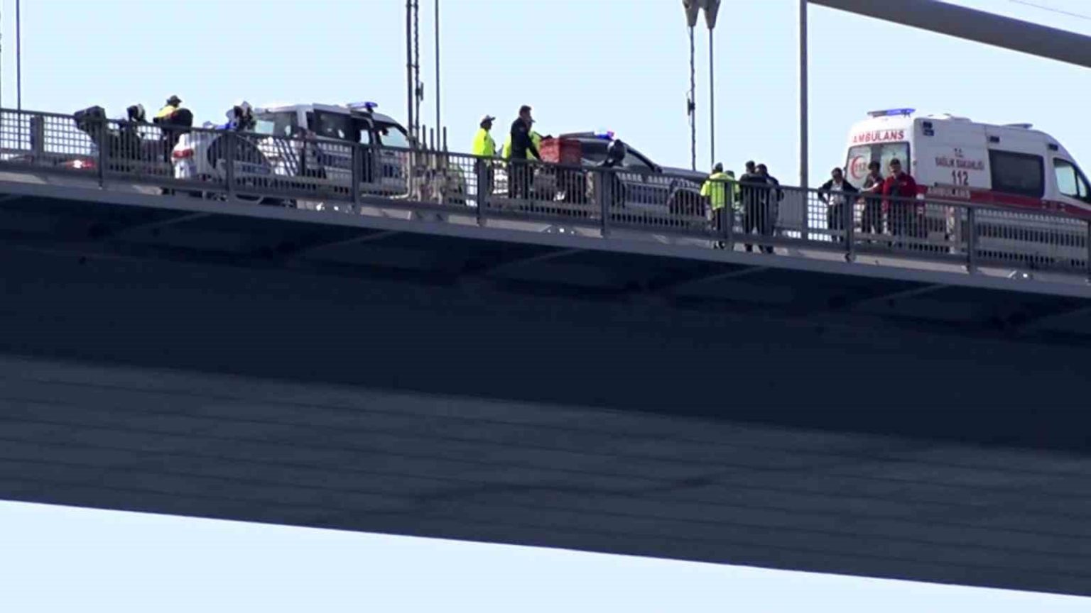 15-temmuz-sehitler-koprusunde-intihar-girisimi-polis-tarafindan-engellendi