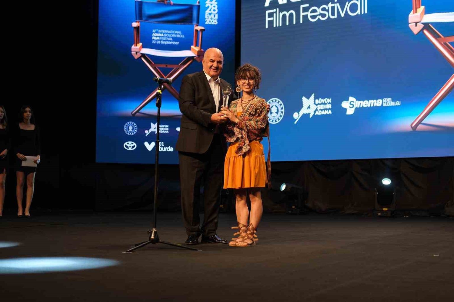 adu-ogrencisi-sonmeze-altin-kozadan-odul