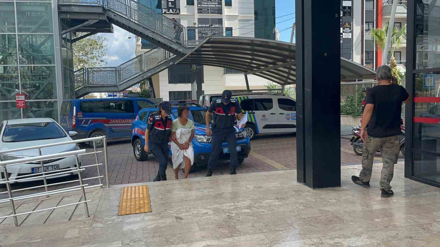 alanyada-mobilya-dukkanini-ve-minibusu-atese-veren-kadin-tutuklandi