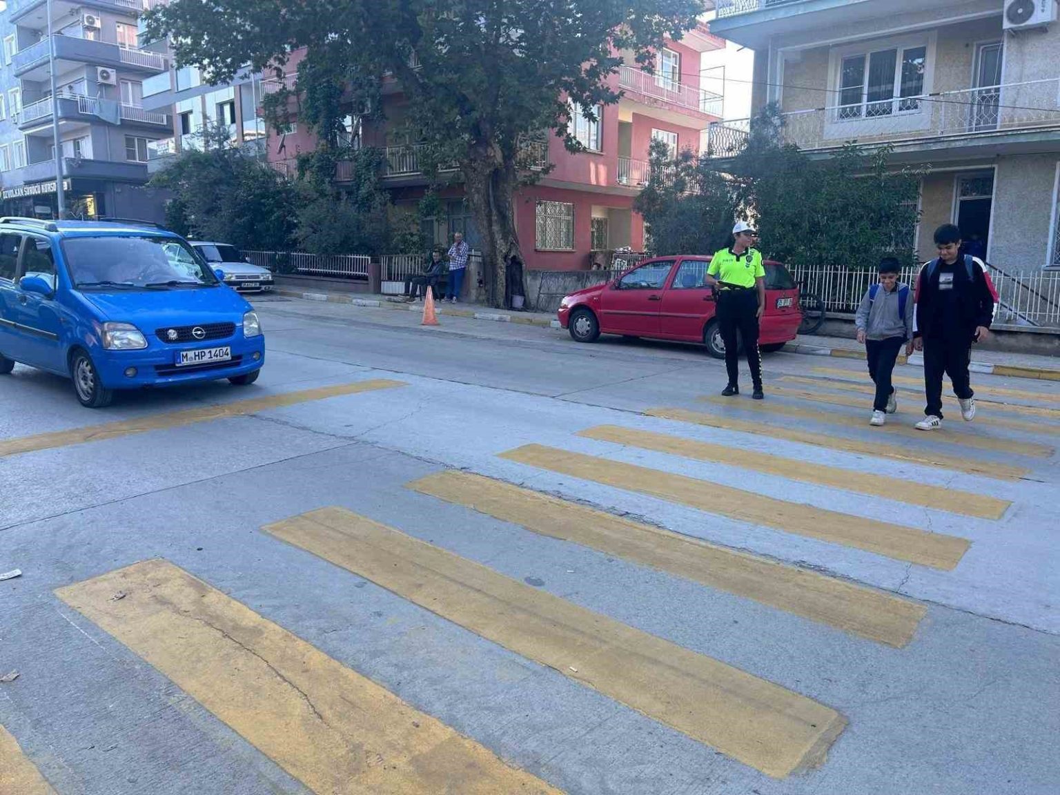 alasehirde-ogrenciler-polis-ve-bekcilerle-guvende