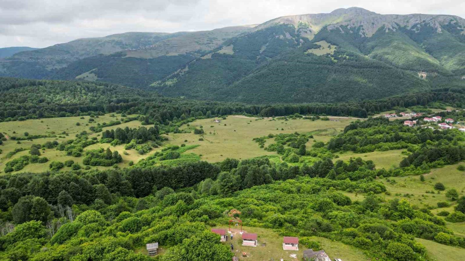 alpleri-andiran-manzarasiyla-cimban-yaylasi-ziyaretcileri-mest-ediyor
