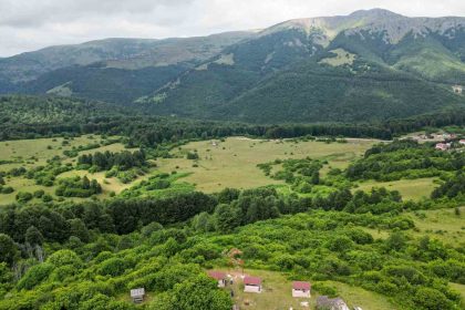 alpleri-andiran-manzarasiyla-cimban-yaylasi-ziyaretcileri-mest-ediyor