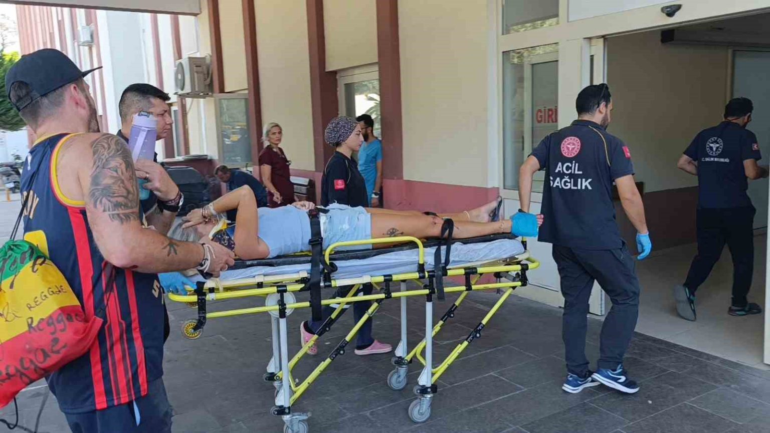 antalyada-motosiklet-devrildi-2-hollandali-turist-yaralandi