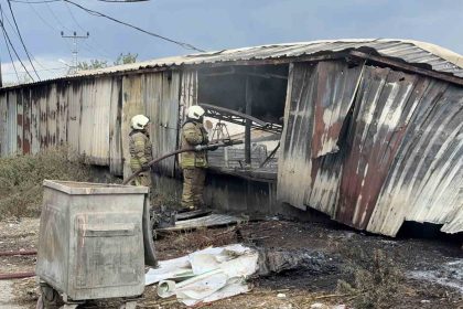 arnavutkoyde-bedasa-ait-trafodan-cikan-kivilcimlar-ayakkabi-deposunu-kule-cevirdi