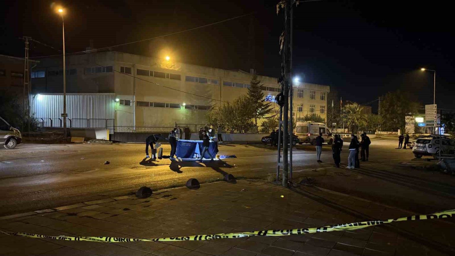 arnavutkoyde-esrarengiz-cinayet-polis-yelegi-giymis-sahsi-vurup-kactilar