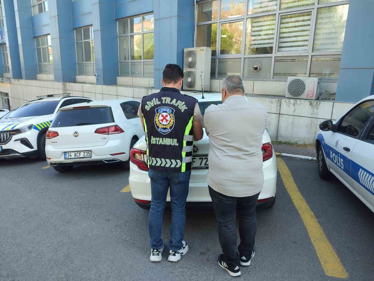 avcilarda-bir-surucu-iett-otobusunun-onunu-kesti-o-anlar-kamerada