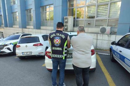 avcilarda-bir-surucu-iett-otobusunun-onunu-kesti-o-anlar-kamerada