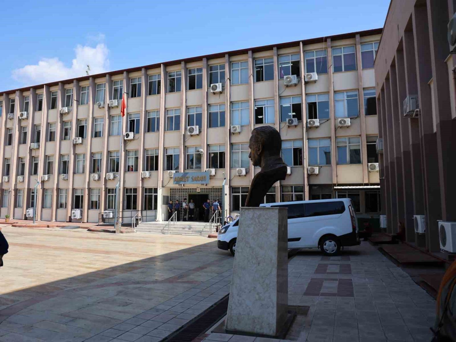 aydin-adliyesinde-gergin-anlar-3-kisi-gozaltina-alindi