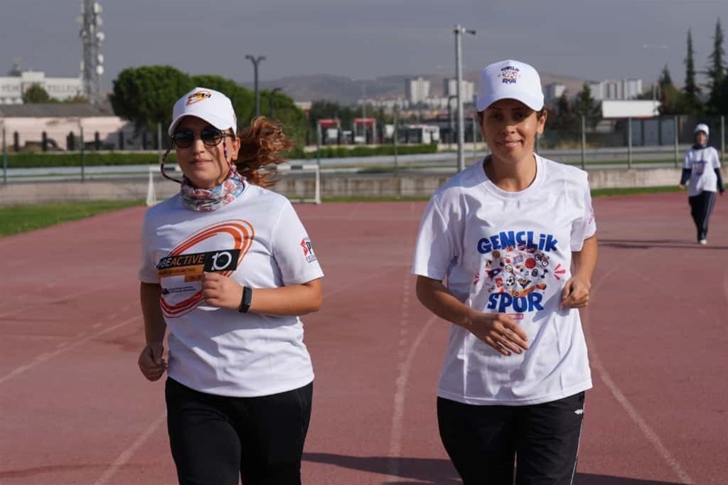 balikesirde-yuzlerce-genc-saglikli-yasam-icin-spor-yapti