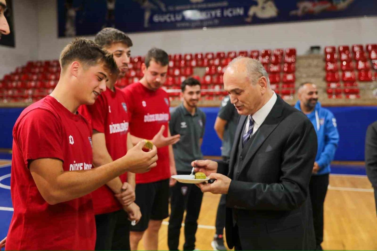 baskan-faruk-ozluden-voleybolculara-baklava-ikrami