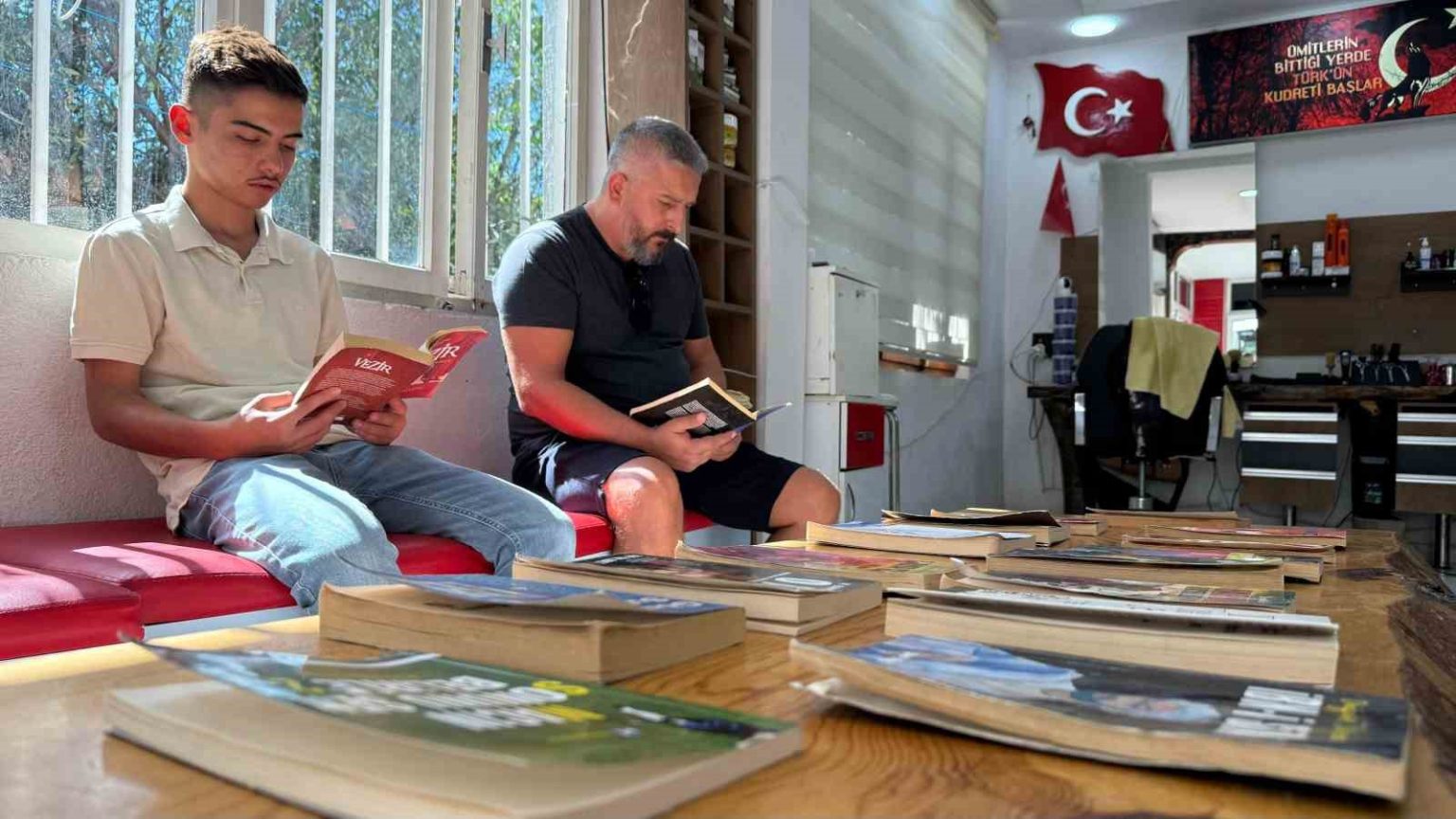 berber-dukkanini-kutuphaneye-cevirdi-musteriler-sira-beklerken-kitap-okuyor