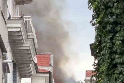 besiktas-arnavutkoy-mahallesinde-4-katli-ahsap-binada-yangin-cikti-bina-alevlere-teslim-olurken-olay-yerine-cok-sayida-itfaiye-ekibi-sevk-edildi