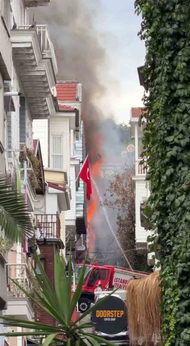 besiktas-arnavutkoy-mahallesinde-4-katli-ahsap-binada-yangin-cikti-bina-alevlere-teslim-olurken-olay-yerine-cok-sayida-itfaiye-ekibi-sevk-edildi