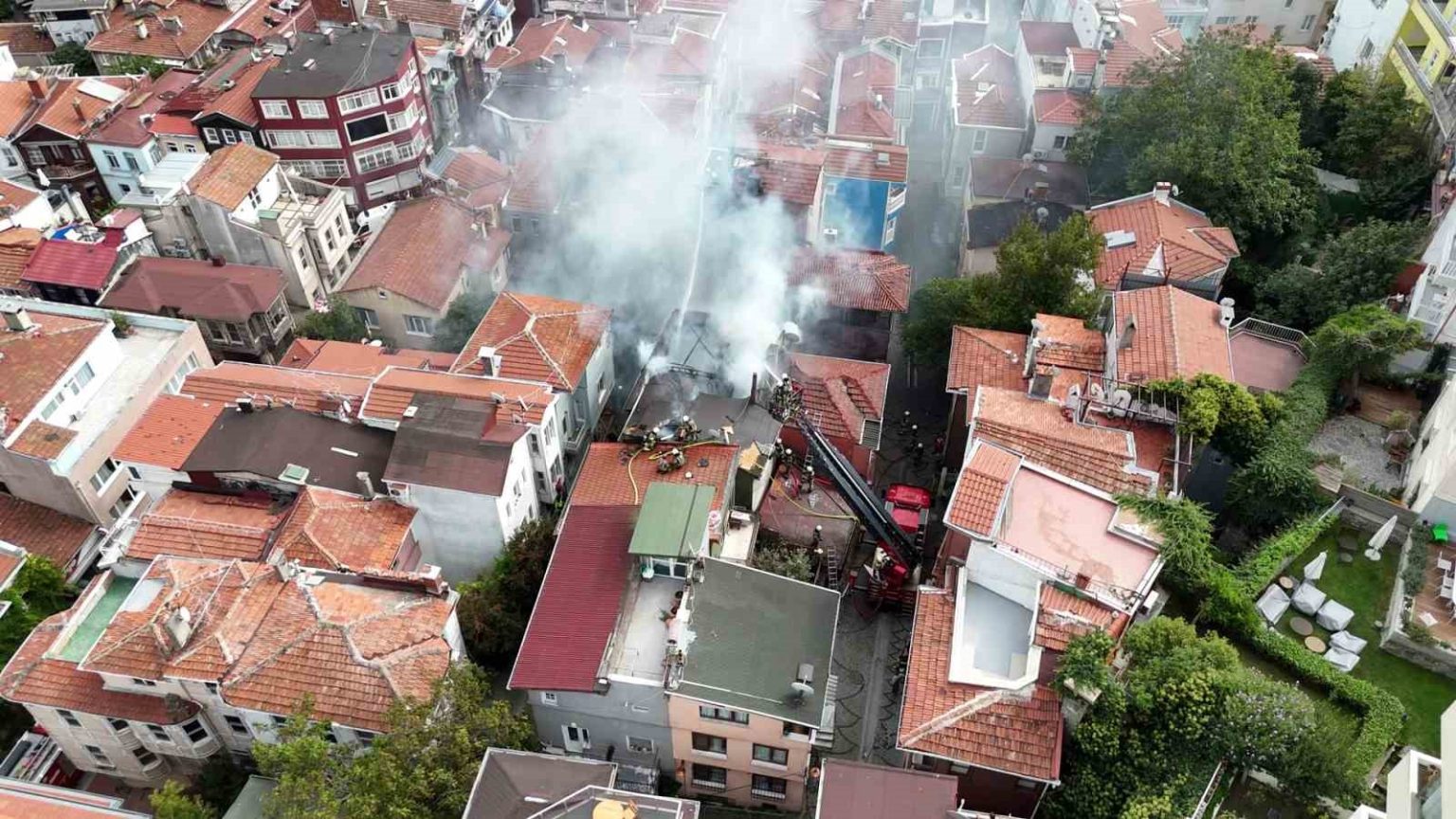 besiktasta-alevlere-teslim-olan-4-katli-ahsap-bina-coktu-yangin-yan-binaya-sicradi