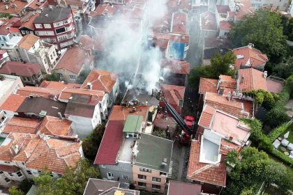 besiktasta-alevlere-teslim-olan-4-katli-ahsap-bina-coktu-yangin-yan-binaya-sicradi