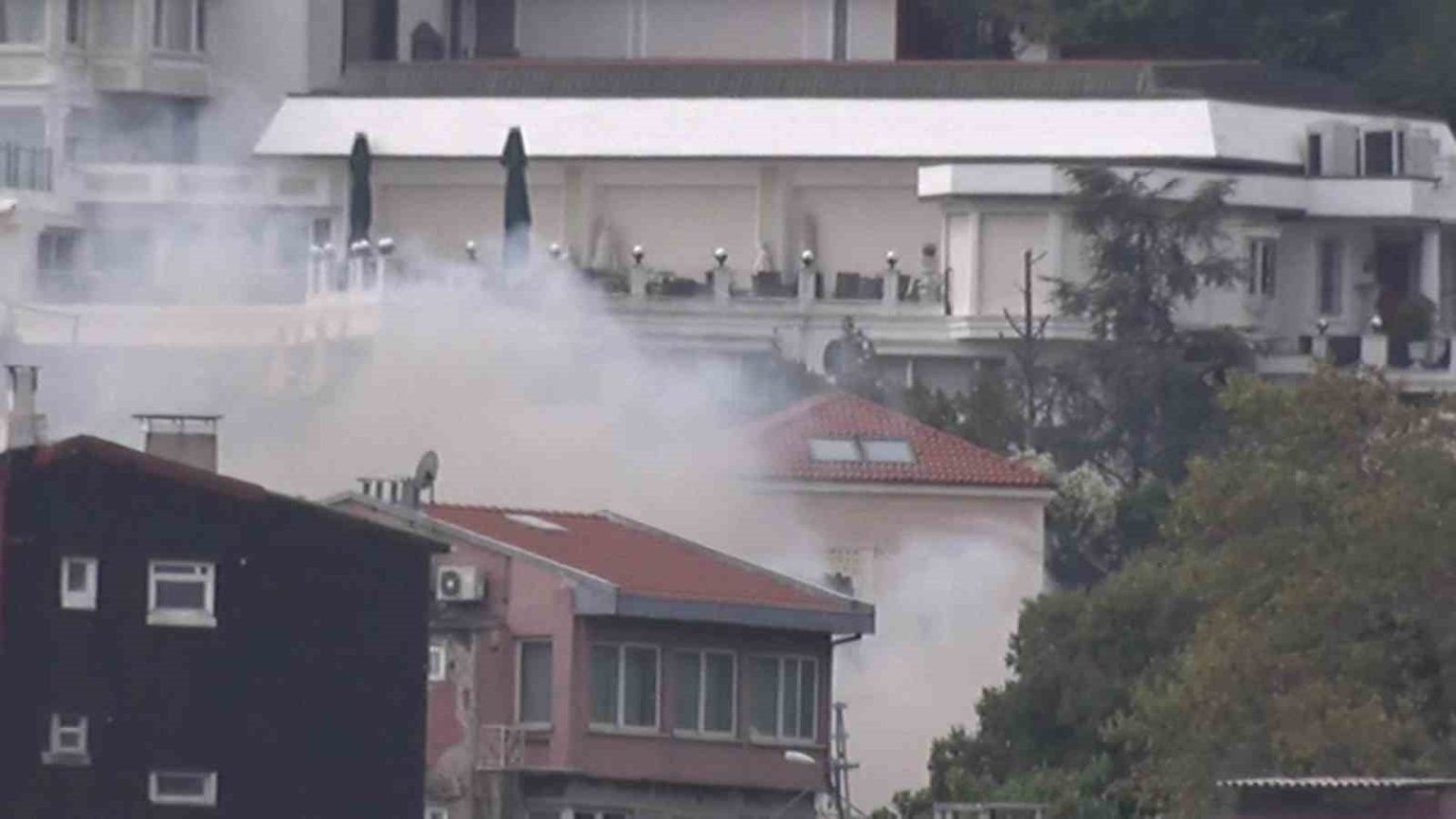 besiktasta-yanan-ahsap-bina-anadolu-yakasindan-goruntulendi