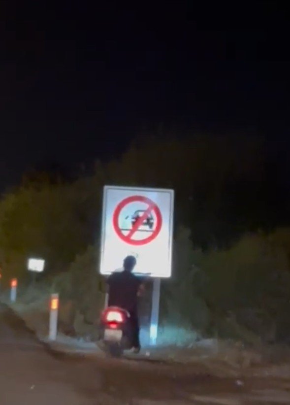 boyle-kaza-gorulmedi-motosiklet-surucusu-yol-kenarindaki-cop-atma-yazili-uyari-levhasina-kafasini-carpti