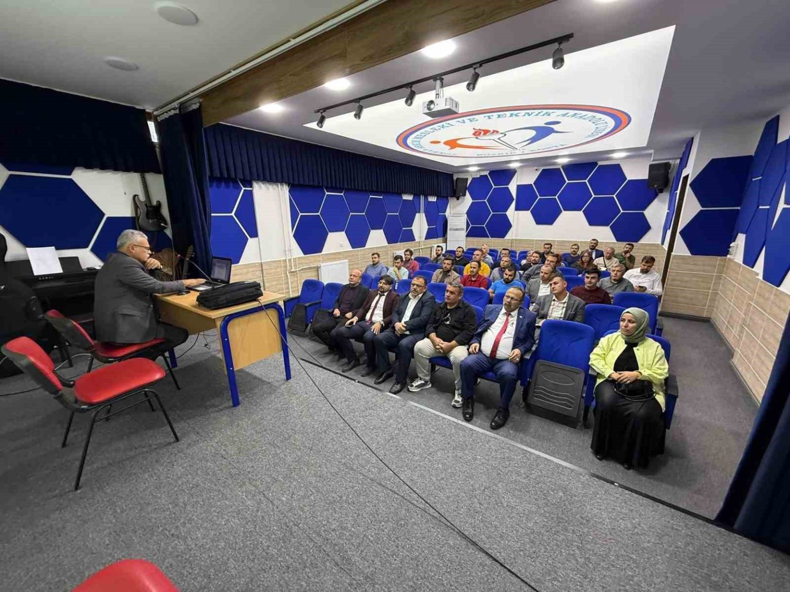 bozkirda-ogretmenlere-bilgilendirme-toplantisi