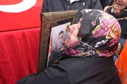 cenazede-yurek-burkan-feryat-anne-sehit-oglunun-fotografina-sarildi-kurban-olurum-sana