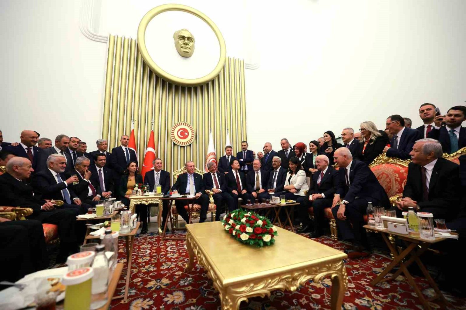cumhurbaskani-erdogan-tbmmde-parti-lideriyle-bulustu
