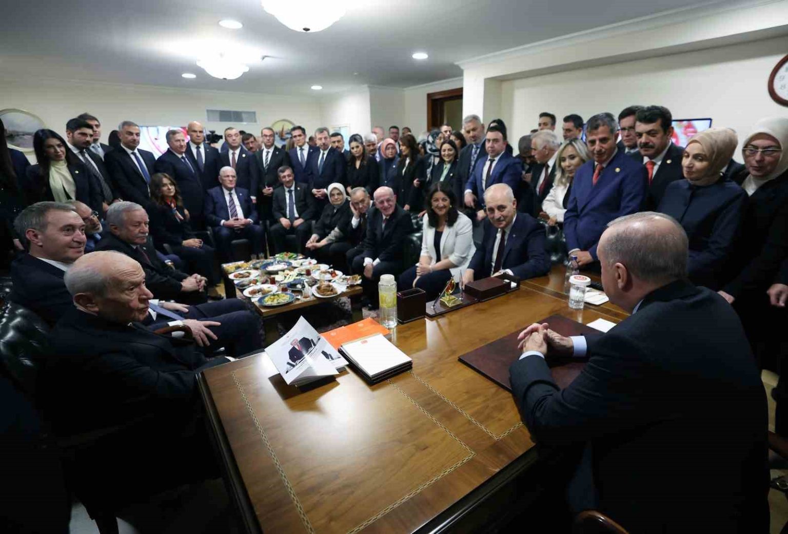 cumhurbaskani-erdogan-tbmmde-siyasi-parti-genel-baskanlari-ile-gorustu