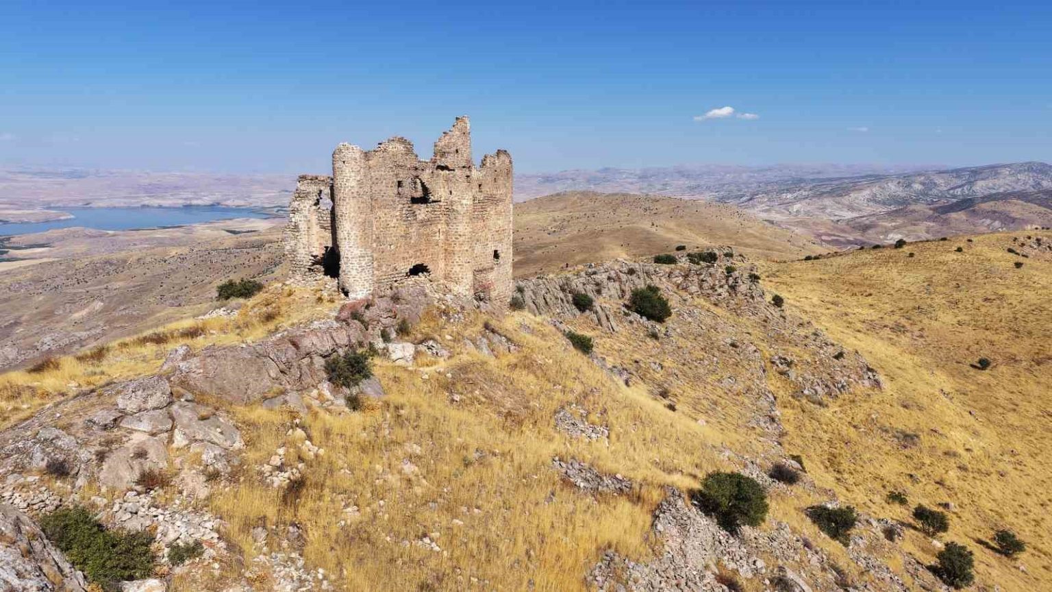 dagcilar-ve-tarih-tutkunlari-bin-yillik-mor-ahron-manastirinda-bulustu
