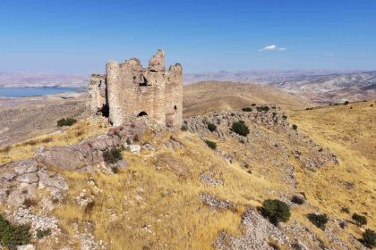 dagcilar-ve-tarih-tutkunlari-bin-yillik-mor-ahron-manastirinda-bulustu