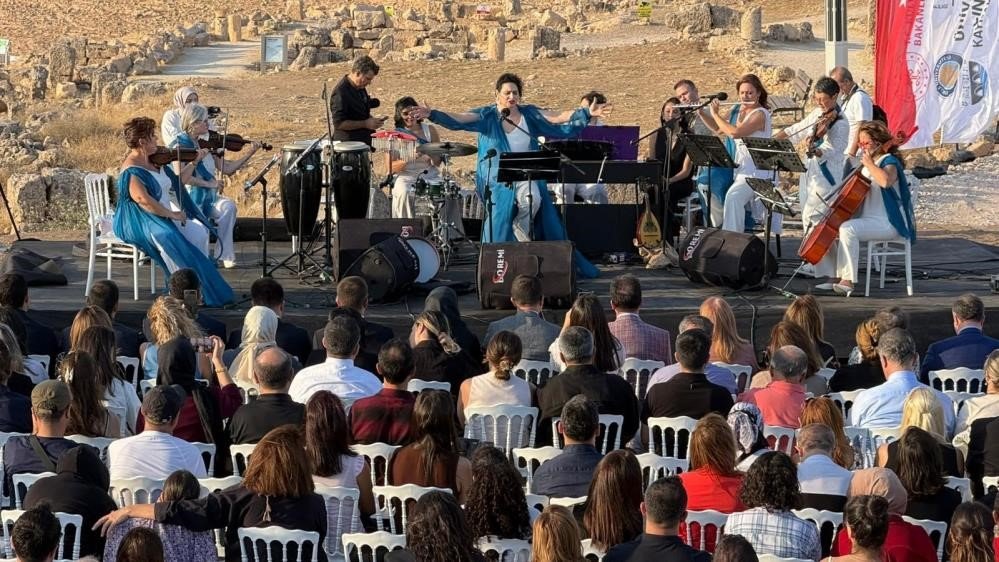 diyarbakirda-allegra-ensemble-kadin-muzik-toplulugu-tarihi-sokaklari-gezdi