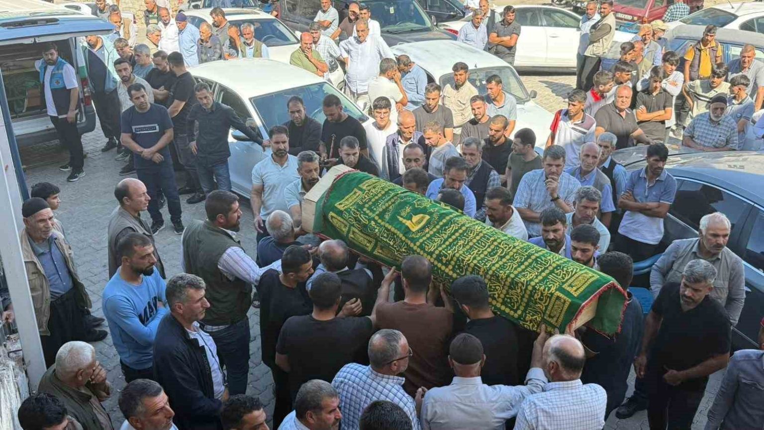 diyarbakirdaki-kuyu-faciasinda-hayatini-kaybeden-4-kisi-defnedildi