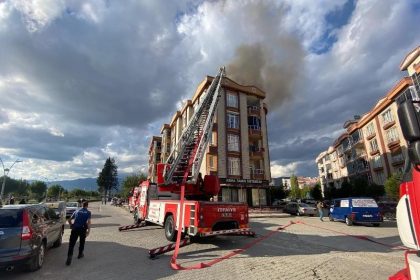 edremitte-apartmanin-catisinda-yangin-cikti