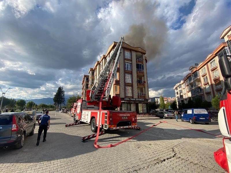 edremitte-apartmanin-catisinda-yangin-cikti
