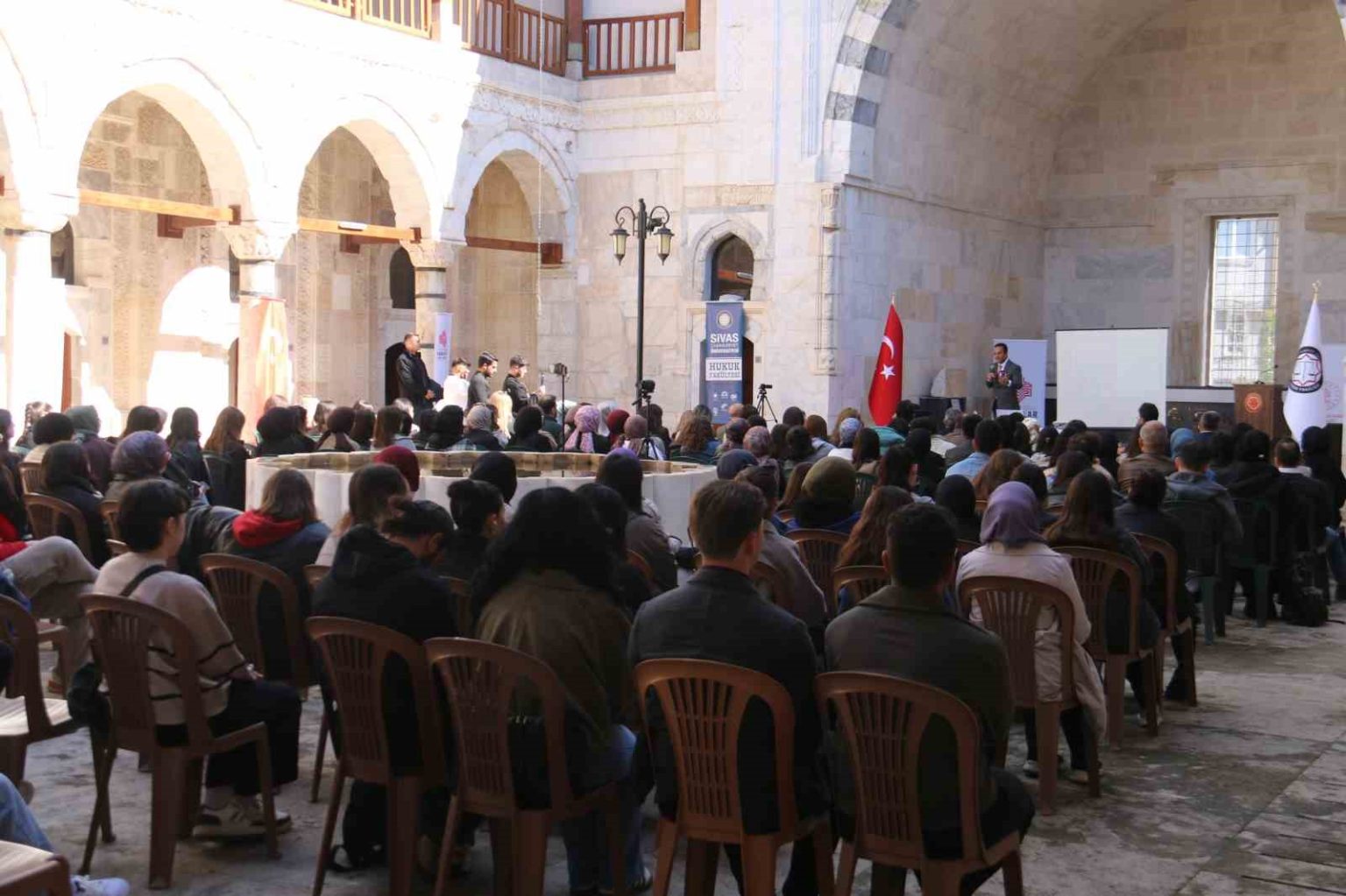 hukuk-fakultesi-ogrencileri-donemin-ilk-dersini-8-asirlik-medresede-isledi