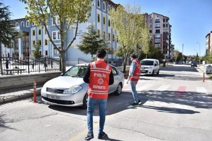 ispartada-okul-onleri-ve-kalabalik-alanlarda-denetim