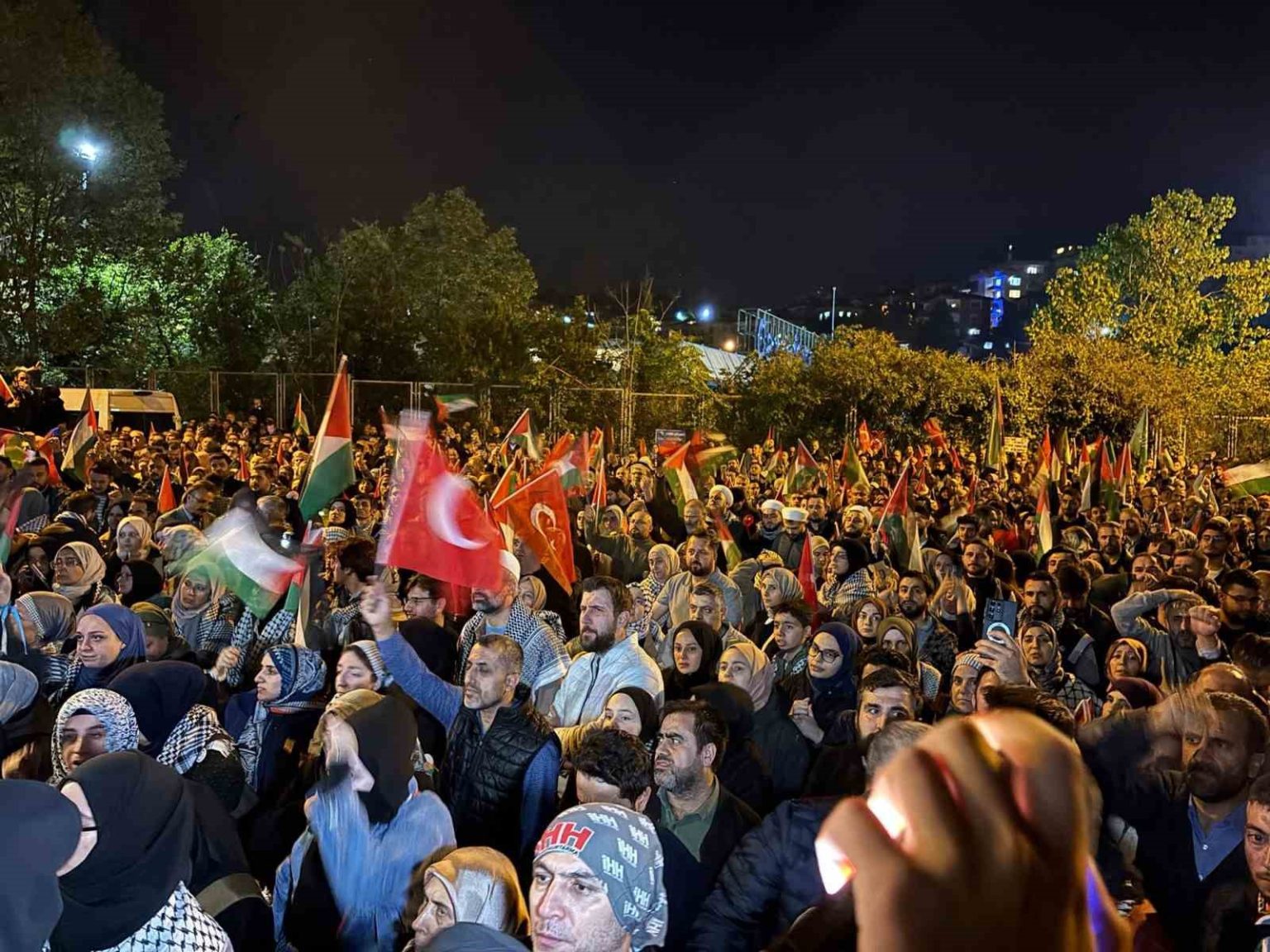 israilin-sumud-filosua-mudahalesinin-ardindan-abd-konsoloslugu-onunde-protesto-edildi