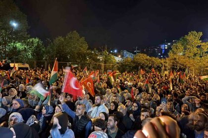 israilin-sumud-filosua-mudahalesinin-ardindan-abd-konsoloslugu-onunde-protesto-edildi